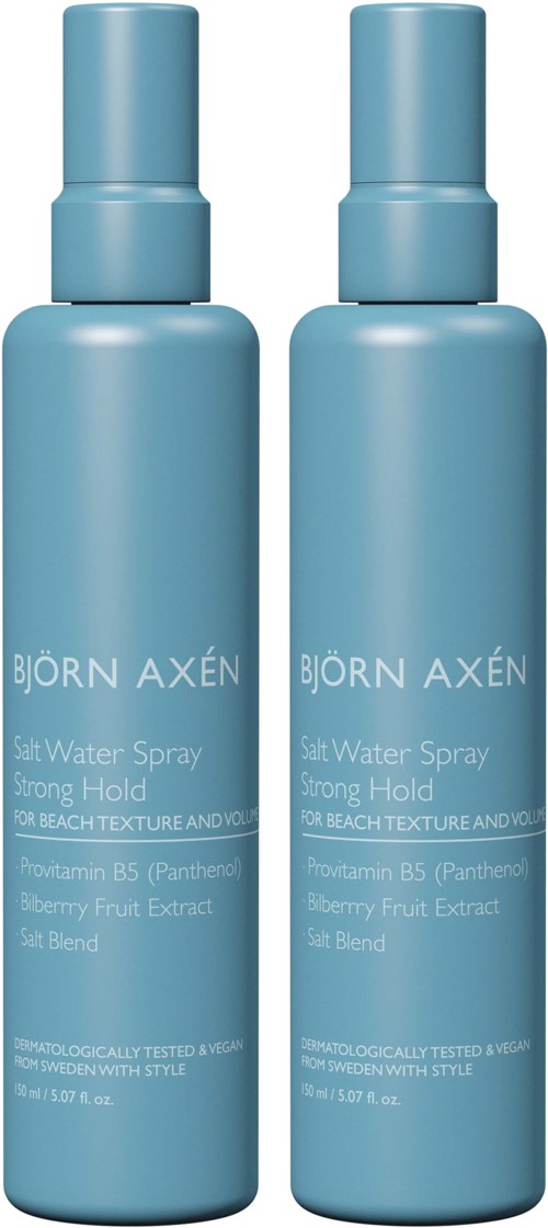 Twee lichtblauwe flessen met 'BJÖRN AXÉN' label bevatten zoutwaterspray voor sterk vastzetten en strandtextuur.