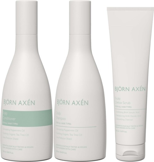 Drie witte flessen en een tube haarverzorgingsproducten, gemerkt met de naam Björn Axén. De producten zijn conditioner, shampoo en scalp scrub.
