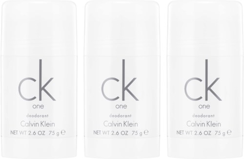 Drie witte deodorantsticks met "ck" en "Calvin Klein" logo's, naast elkaar geplaatst.