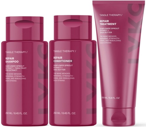 Drie haarverzorgingsflessen: shampoo, conditioner en behandeling, allemaal in bijpassende roze verpakkingen met witte tekst.