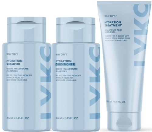 Drie haarverzorgingsproducten: shampoo, conditioner en hydraterende behandeling in lichtblauwe flessen en tube.