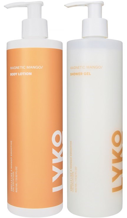 Två flaskor med body lotion och shower gel med orange och vita etiketter, och pump som lock.