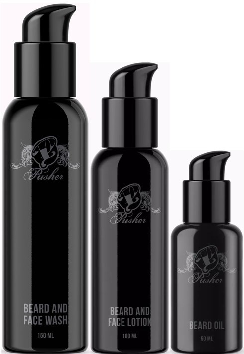 Tre svarte flasker med groomingprodukter for skjegg og ansiktet, i forskjellige størrelser med pumpedispenser.