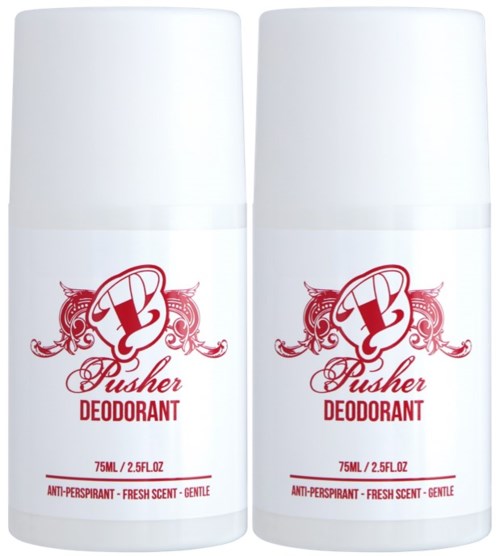 Zwei weiße Deodorantflaschen mit roten und schwarzen dekorativen Etiketten und Text.