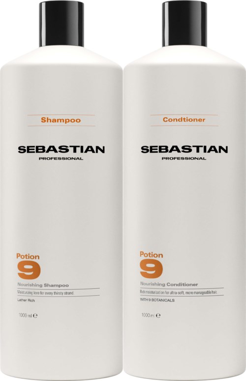 Zwei weiße Flaschen mit 'Shampoo' und 'Conditioner' beschriftet, schwarze Deckel und schwarze Schrift, Teil von Sebastian Potion 9.