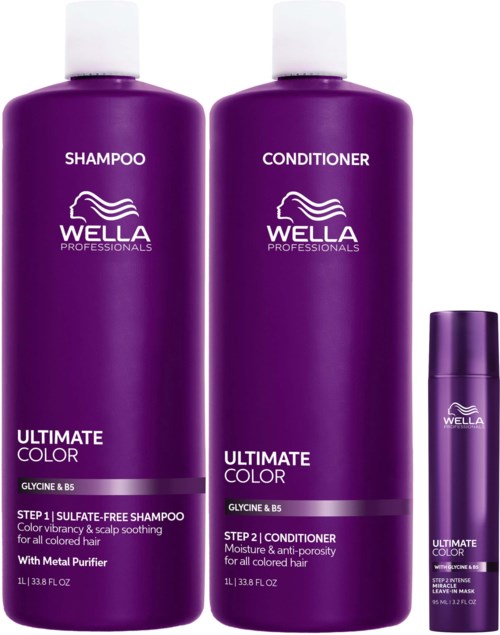 Twee grote paarse flessen met Wella haarproducten, een voor shampoo en een voor conditioner, en een kleine paarse sprayfles.