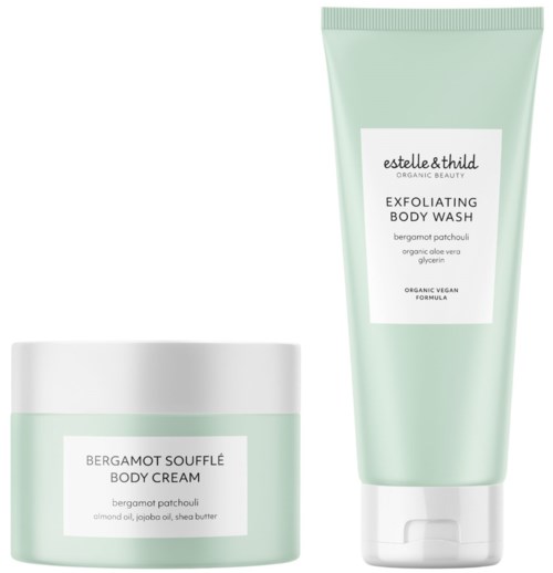 Een groene exfoliërende bodywash en een bijpassende bodycrème met etiket die ingrediënten zoals bergamot, patchouli en sheaboter tonen.