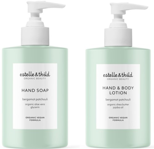 Twee lichtgroene flessen met pompdispenser, gelabeld als handzeep en hand- & bodylotion, met natuurlijke ingrediënten.