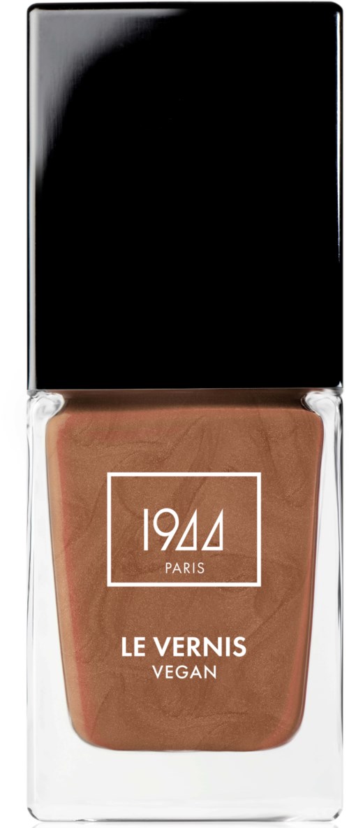 Vegan nagellak in een vierkante fles met zwarte dop, gelabeld "Le Vernis" en "1944" in Parijs.