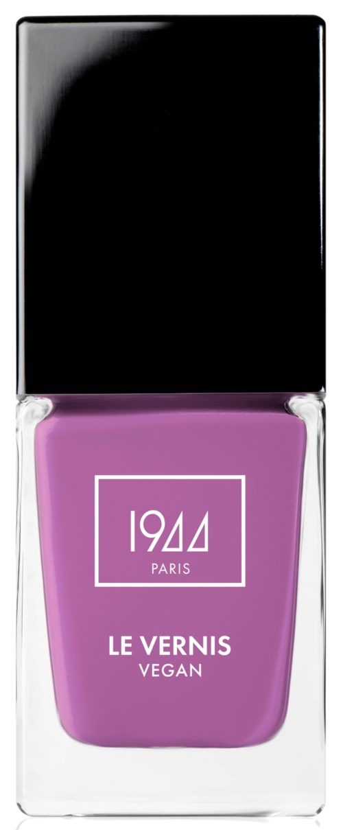 Een paarse nagellakfles met zwarte dop, gelabeld 'Le Vernis Vegan 1944 Paris.'