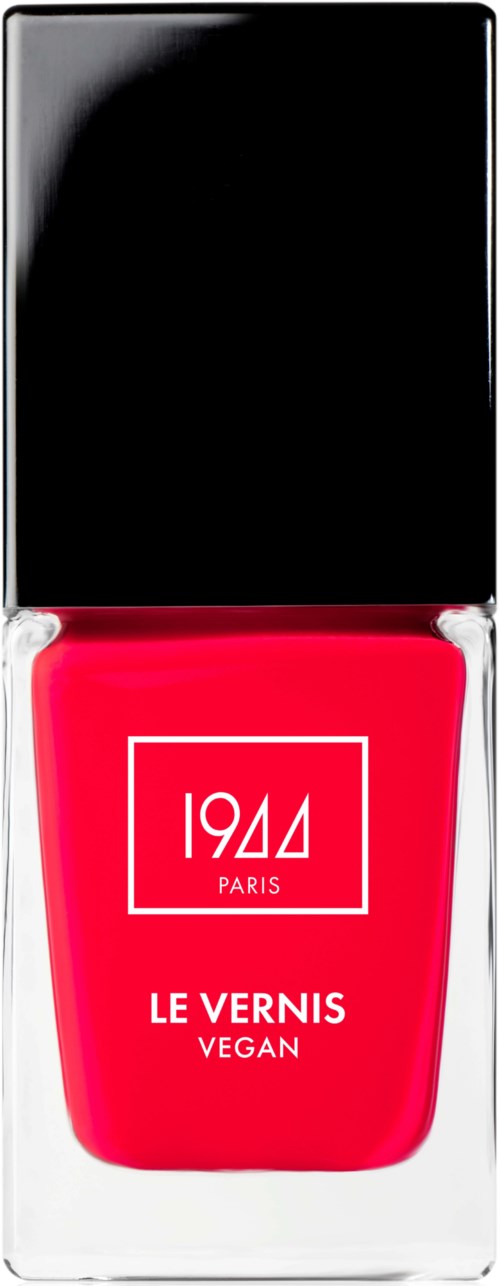 Vegan nagellak in een rood flesje met zwarte dop, gemerkt '1944 Paris, Le Vernis, Vegan.'
