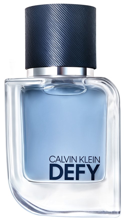 Een Calvin Klein Defy parfumfles met een donkerblauwe dop en lichtblauwe vloeistof.