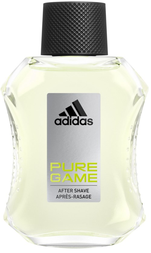 Een heldere fles met een zwarte dop, gemarkeerd als Adidas Pure Game after shave, bevat lichtgele vloeistof.