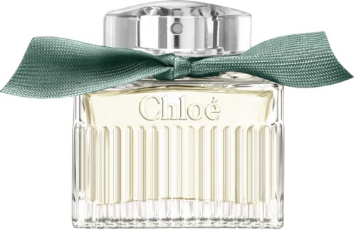 Een heldere parfumfles met een groen lint en zilverklep, gemarkeerd 'Chloé', met lichtgekleurde parfum.