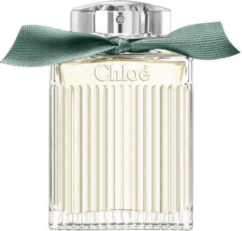 Een Chloe-parfumbeker met verticale ribbels, zilveren deksel en een groene strik.