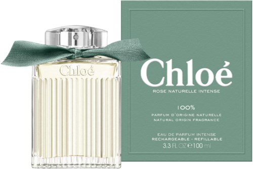 Een parfumfles met een groene strik en een doos, genaamd Chloé, met tekst over natuurlijke geur en navulbaar.