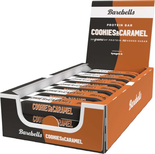 En utstillingsboks med proteinbarer kalt 'Cookies & Caramel' fra Barebells, med svarte, hvite og oransje farger.