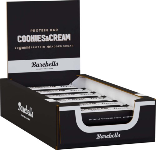 En svart og hvit boks holder Barebells proteinbarer med smaken Cookies & Cream, 20 gram protein, uten tilsatt sukker.