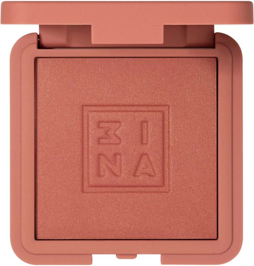 En rosa makeuprouge med ett kvadratiskt logotyppräglat märke som lyder '3INA' inom en rektangulär ram.