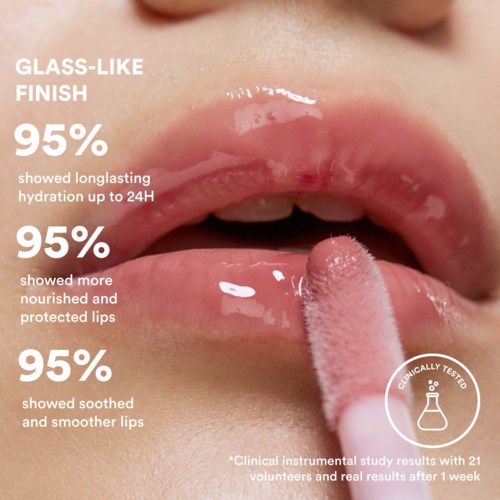 Lipgloss aufgetragen, zeigt glänzendes Finish, Feuchtigkeit, Pflege, glattere Lippen, mit Text zu Vorteilen und Tests.