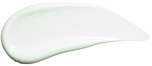 Een witte crème of gel wordt over een oppervlak gesmeerd, met een ronde deel en een spits punt.