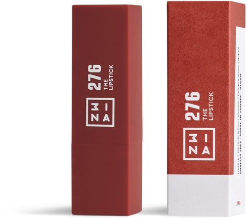 Röd läppstiftstubbe med vitt text och logga, hög låda med matchande design, båda placerade på en ljusgrå bakgrund.