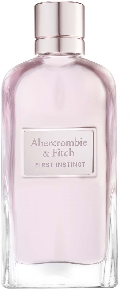 Een duidelijke glazen fles met een zilveren dop, gelabeld Abercrombie & Fitch First Instinct, bevat waarschijnlijk parfum.