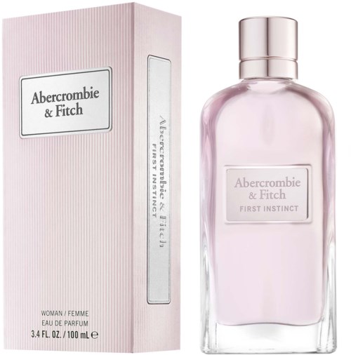 Roze doos en parfumfles met Abercrombie & Fitch First Instinct label.