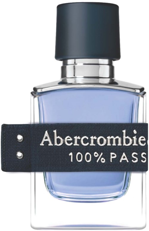 Een parfumfles met een zwarte dop, blauwe vloeistof en een band met 'Abercrombie 100% Pass'.