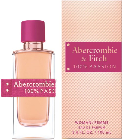 Een parfumfles met roze dop en label, naast een roze gemarmerde doos. De tekst noemt 'Abercrombie & Fitch' en '100% Passion.'