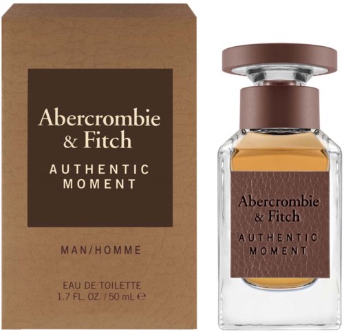 Een parfumfles en een doos met bruine labels. Het merk is Abercrombie & Fitch, genaamd Authentic Moment.