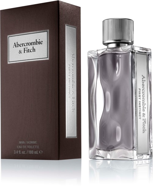 Een heldere glazen parfumfles met zilveren dop en bruine doos met label Abercrombie & Fitch. Het is mannenparfum.