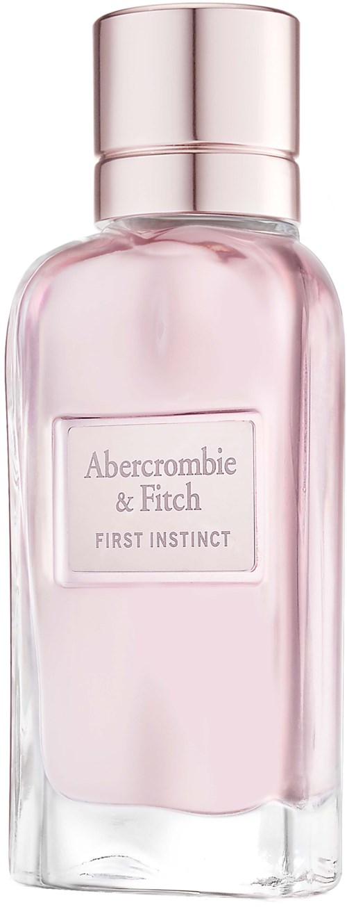 Een roze, doorzichtige parfumfles met een zilveren dop en een etiket die leest Abercrombie & Fitch First Instinct.