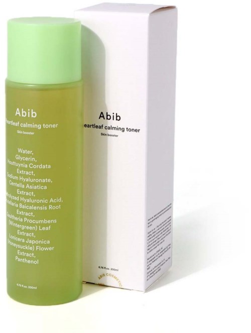 Een groene fles met een witte doos ernaast, gemarkeerd 'Abib Heartleaf calming toner.'