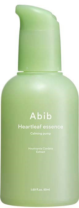 Een groene fles met pomp en witte tekst, gemerkt 'Abib Heartleaf essence Calming pump' met plantene extract.