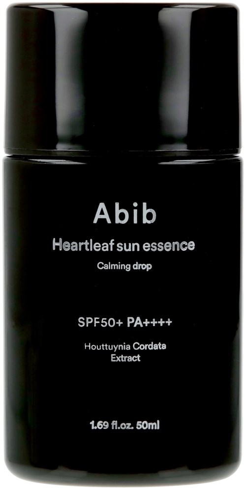 Een zwart flesje met witte tekst, labeled Abib Heartleaf Sun Essence, SPF50+ PA++++, bevat huidverzorgingsproduct met plantuitlaat.
