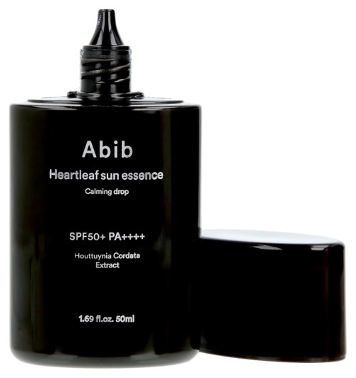Een zwarte fles met pipetdop gemerkt 'Abib Heartleaf sun essence' en SPF 50+ PA++++, met een losse zwarte dop.
