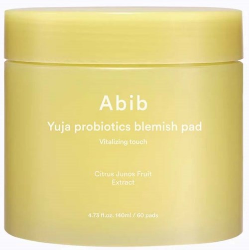 Een gele container met label "Abib Yuja probiotics blemish pad" met citrusvruchtensap, bevat 60 pads.