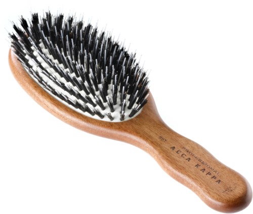 Eine Holzbürste mit schwarzen und weißen Borsten, zum Kämmen von Haaren oder Haustieren.