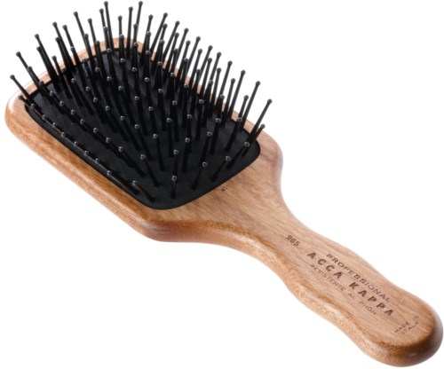 Een houten haarborstel met zwarte punten, sommige met ronde tips, en gegraveerde tekst op het handvat.