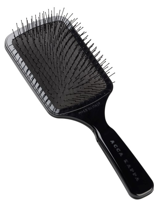 Eine schwarze Haarbürste mit vielen dünnen, spitzen Borsten. Der Griff hat Text. Sie wird zum Frisieren verwendet.