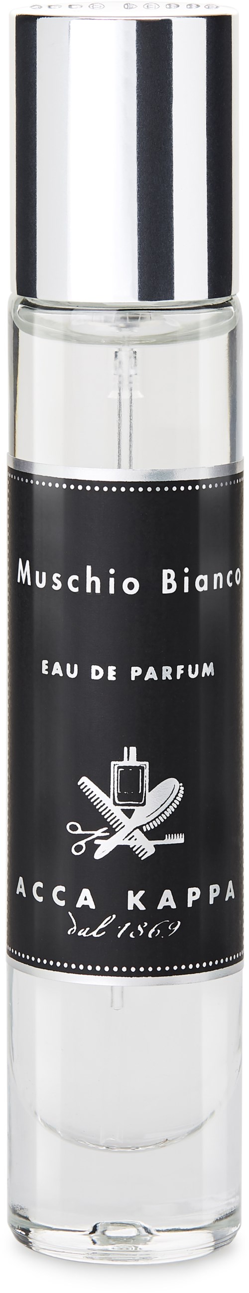Eine klare Parfümflasche mit silberner Kappe und schwarzem Etikett, mit weißen Texten und einer Schere und Hantel Logo.