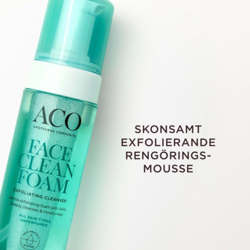 En grön flaska av ansiktsrengöringsskum med pump bredvid text om exfolierande rengöringsmousse.