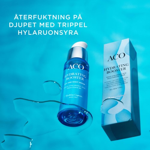 Blå flaska märkt ACO Hydrating Booster bredvid dess förpackning, med vattendroppar och ljusblå bakgrund.