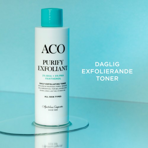 Eine weiße Flasche mit blauer Kappe, beschriftet mit 'ACO Purify Exfoliant' auf einer blauen Oberfläche. Text sagt 'Daily exfoliating toner.'