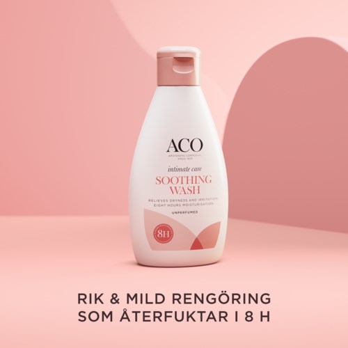 En vit flaska med rosa lock, märkt 'ACO intimate care soothing wash,' mot en rosa bakgrund.