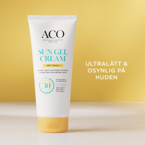 En vit tub med solgelkräm med gul kork, text om solskydd, minimalistisk design, gul bakgrund.
