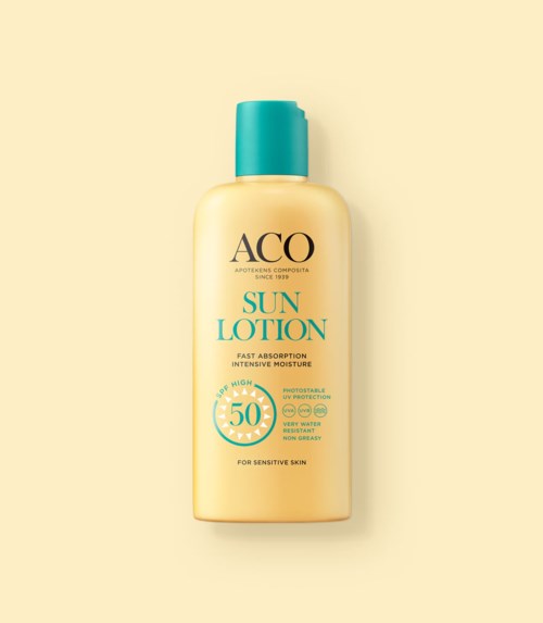 En flaska solkräm med SPF 50 och blå kork på en ljus gul bakgrund.