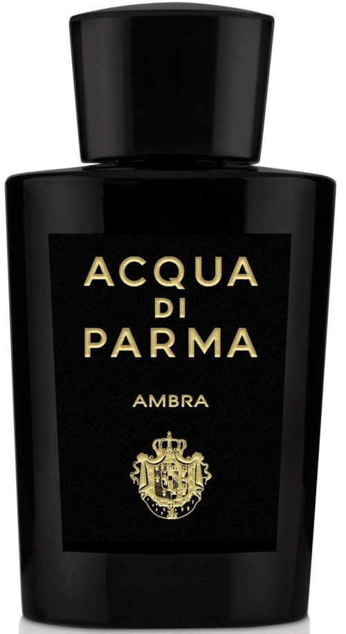 Mustavalkoinen pullo, jossa kultaista tekstiä "ACQUA DI PARMA AMBRA" ja kultainen vaakuna alhaalla.