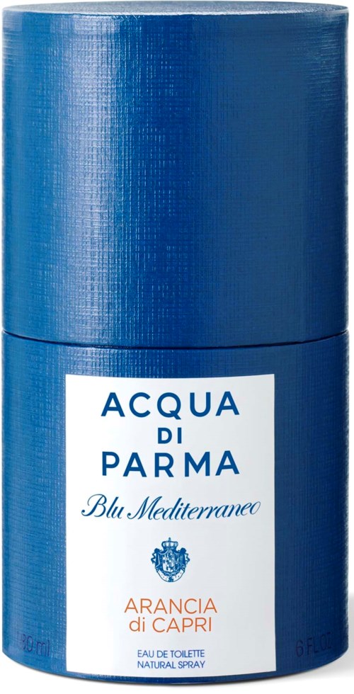 Eine blaue zylindrische Flasche mit weißem Etikett, Text über ein Parfüm namens Acqua di Parma Blu Mediterraneo.
